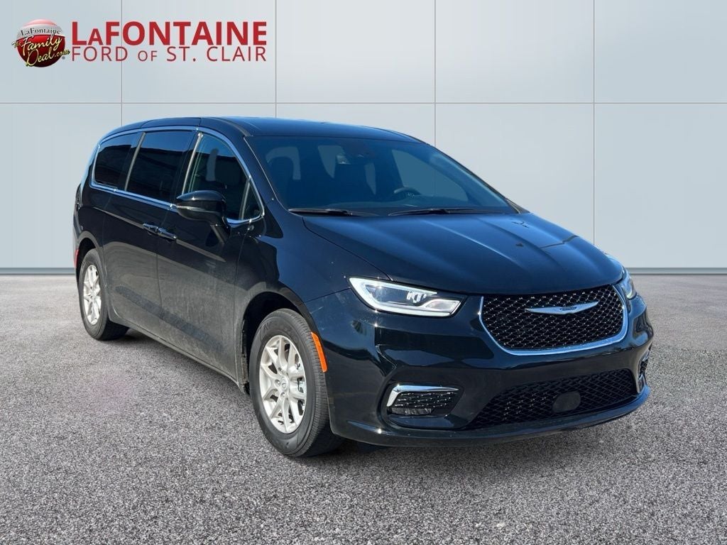2025 Chrysler Pacifica Select