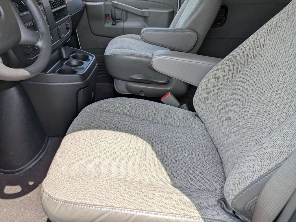 2025 Chevrolet Express Passenger 1LT