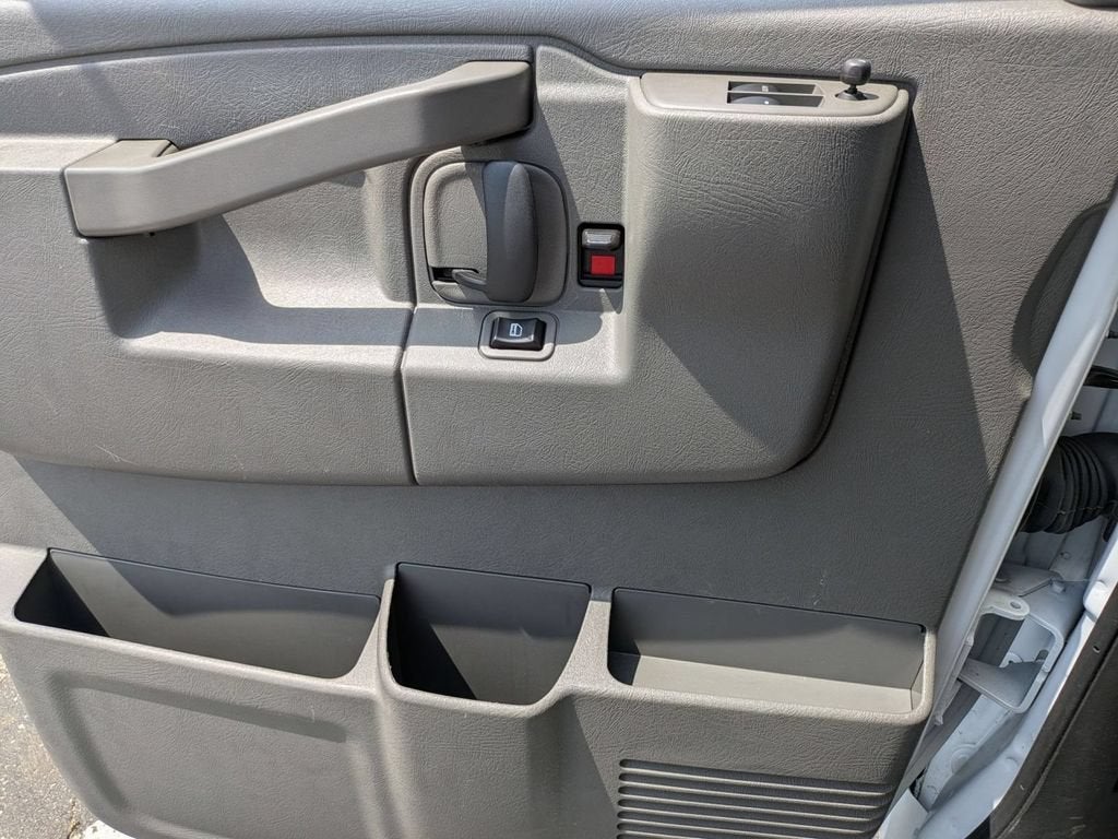 2025 Chevrolet Express Passenger 1LT