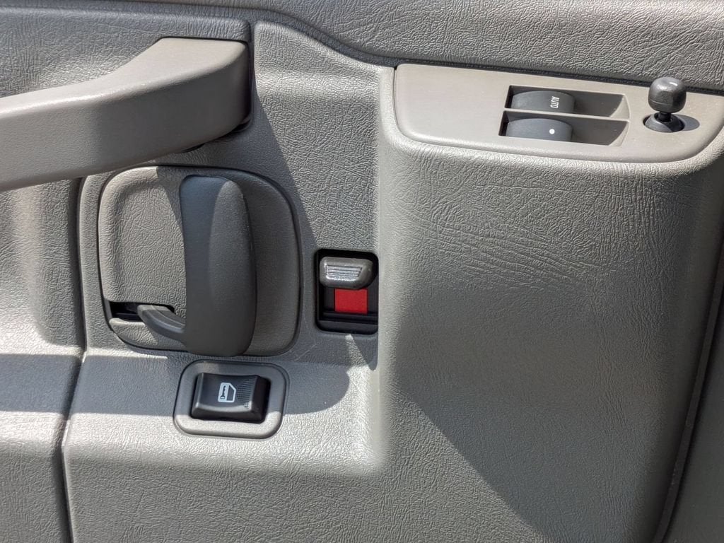 2025 Chevrolet Express Passenger 1LT