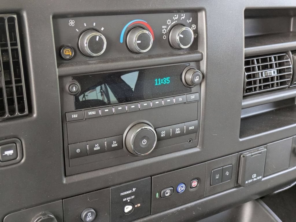 2025 Chevrolet Express Passenger 1LT