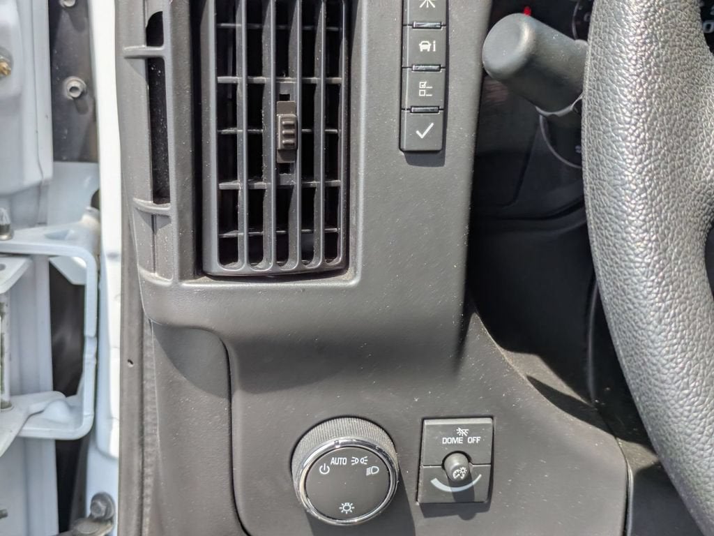 2025 Chevrolet Express Passenger 1LT