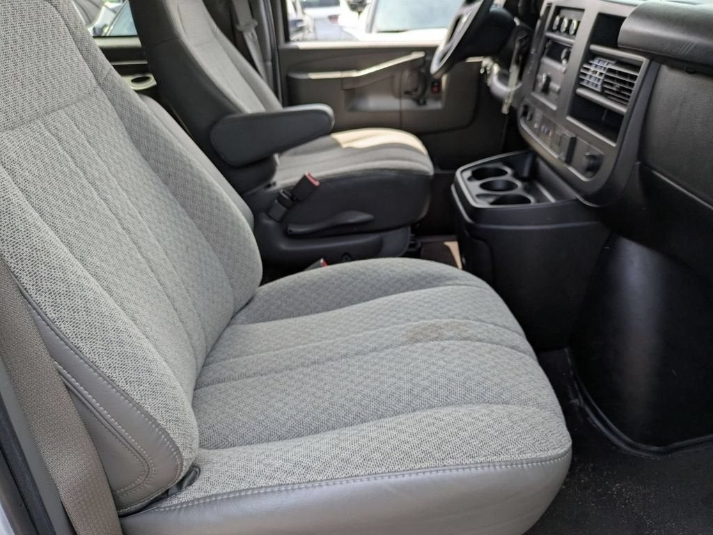 2025 Chevrolet Express Passenger 1LT