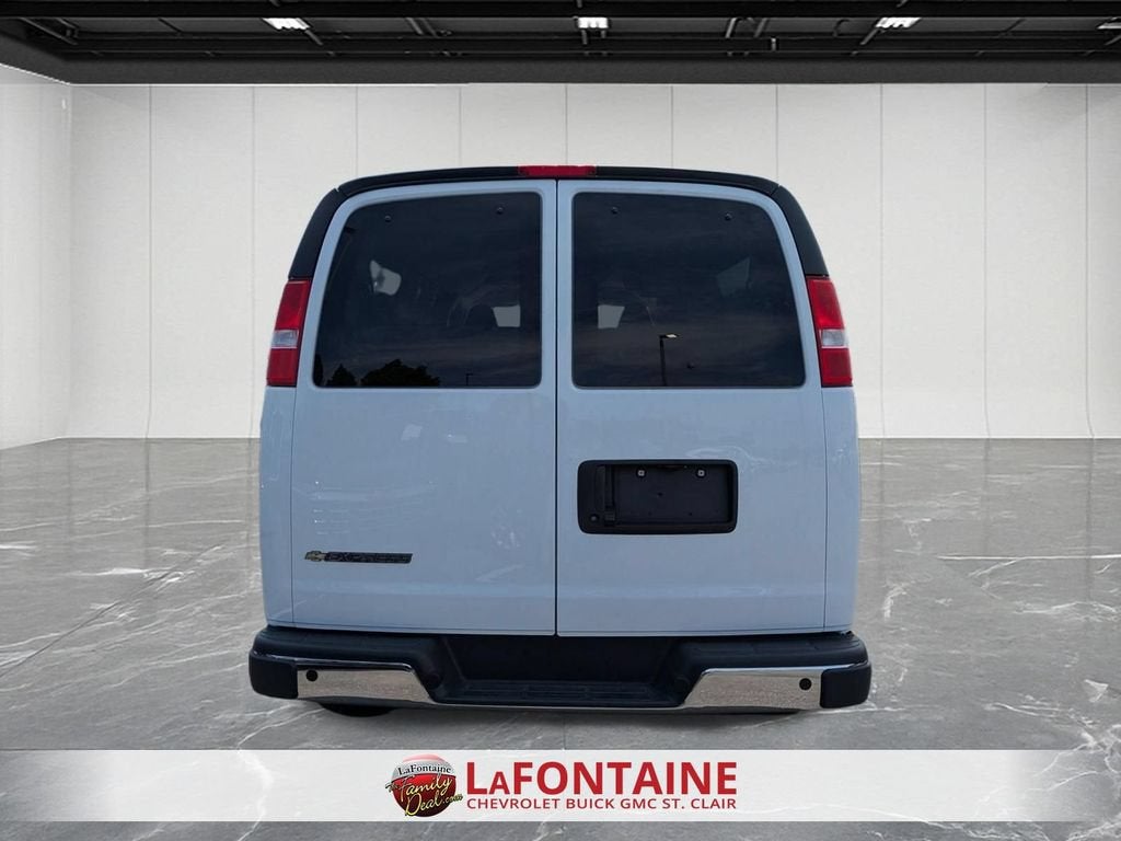 2025 Chevrolet Express Passenger 1LT